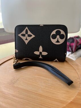 Classic Fashion Black Patterned Zip Wristlet Wallet with Beige Motifs